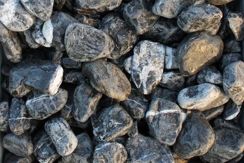 Щебень галтованый черный (мрамор) фр. 50-100 мм.